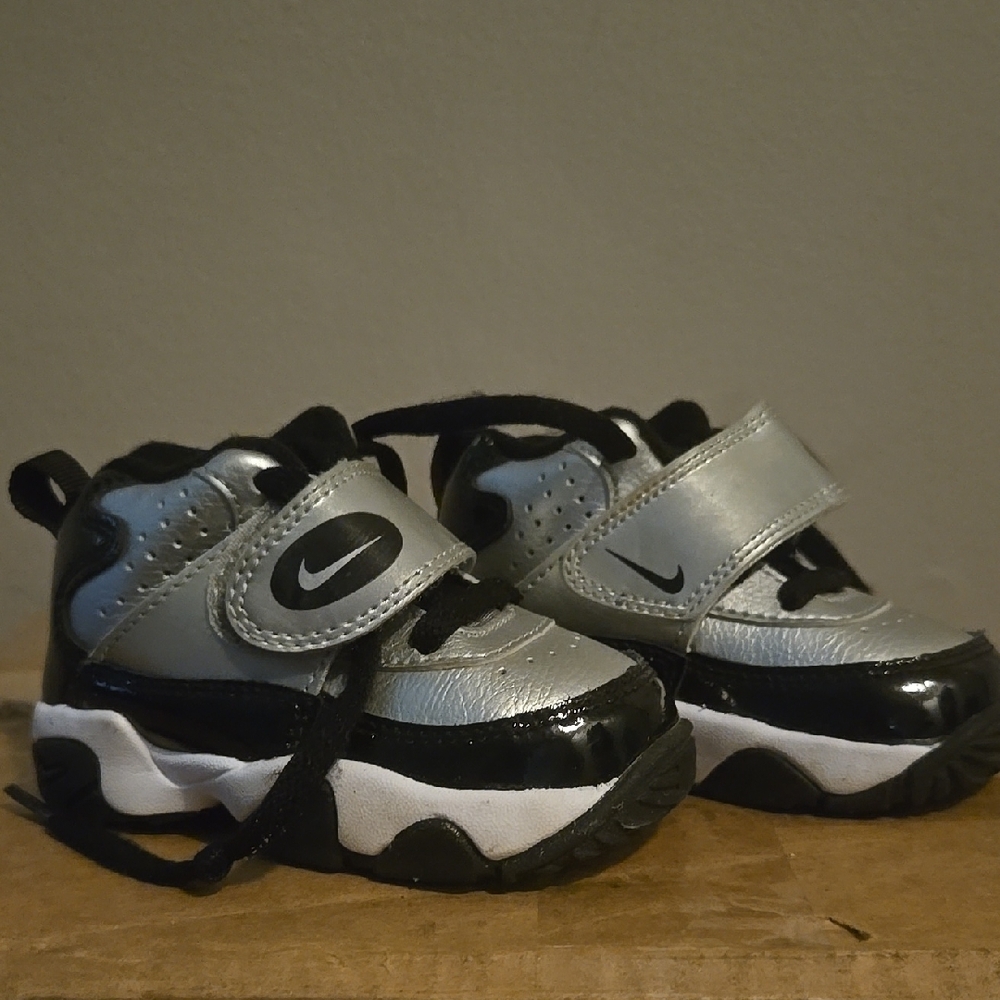 Nike Kids' Black and Gray Sneakers